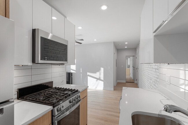 Photo - 1631 W Chase Ave Unit 2H