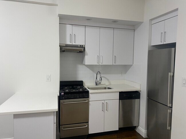 Photo - 135 E 46th St Unit 2