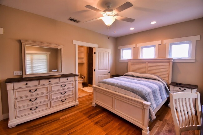 Photo - Leasing for FALL 2026! 3Bed/3Bath Townhouse walking distance to FSU! $850/room! FULLY FURNISHED!