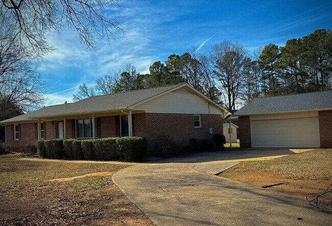 Photo - Lovely 3-Bedroom, 2-Bathroom Ranch