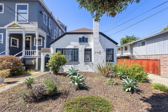 Building Photo - 2138 Clinton Ave #A - 1 bedroom | 1 bath Unit 2138 - A