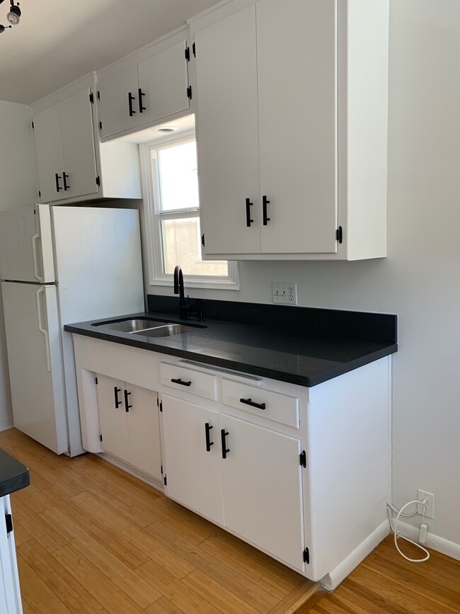 KITCHEN - 1047 E 1st St Unit #7 Mayfair House