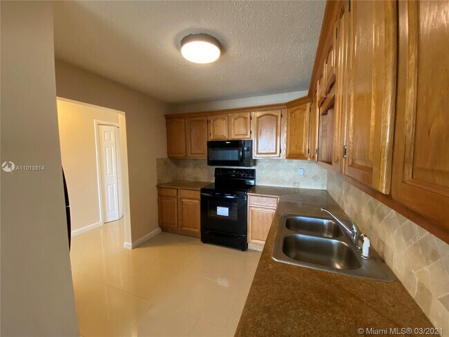 Photo - 7000 NW 186th St Unidad 4-422