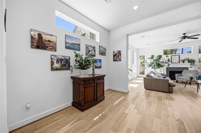 Photo - 723 W 16th St