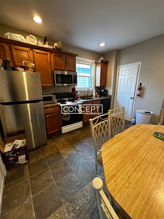 Building Photo - 47 Hillside St Unit 2