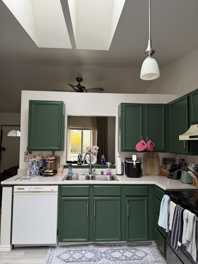 Photo - 570 Malibu Dr SE
