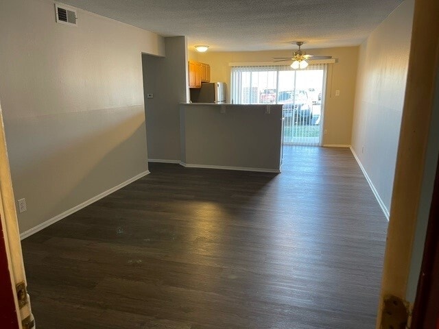2BR, 2BA - 875SF - Living room