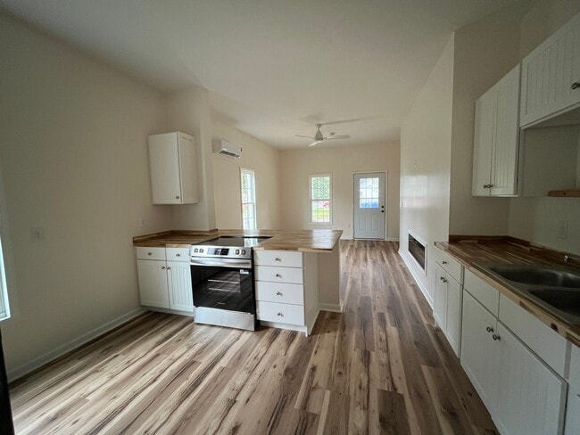 Building Photo - 900 Elm St Unit A