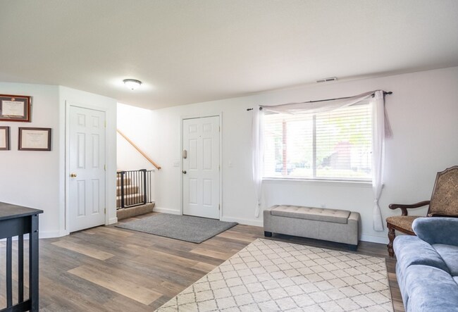 Photo - Large 4 Bedroom 2.5 Bathroom Pet Friendly ...