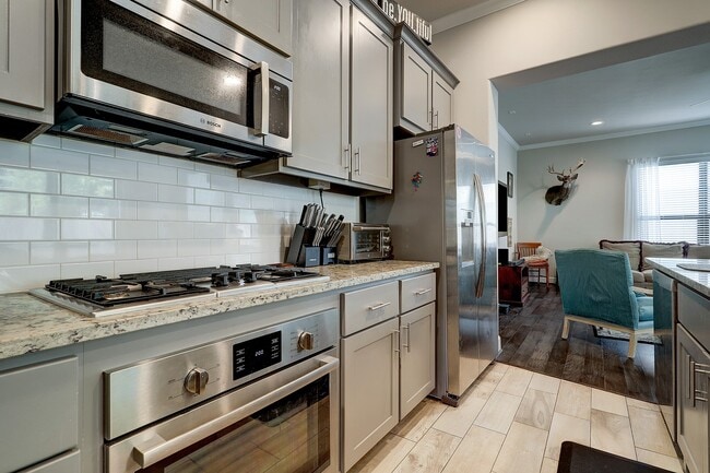 Photo - 5326 Larkin St