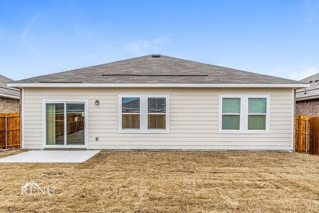 Photo - 470 London Dr