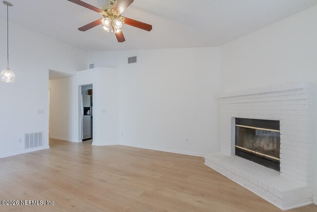 Photo - 563 Staffordshire Dr E