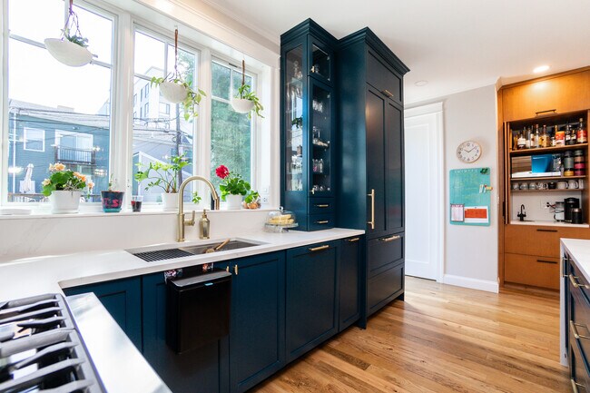 Photo - 452 W 4th St