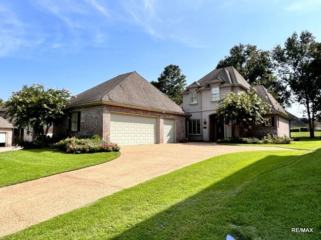 Southern Beauty with Golf Course View - Southern Beauty with Golf Course View