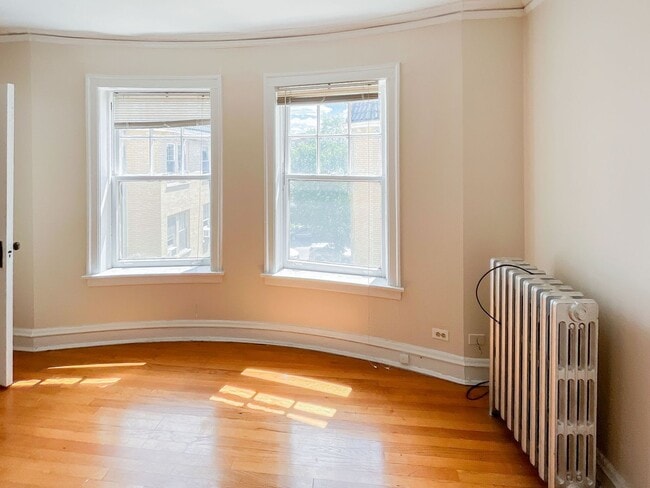 Building Photo - 1605 W Sunnyside Ave Unit 3w