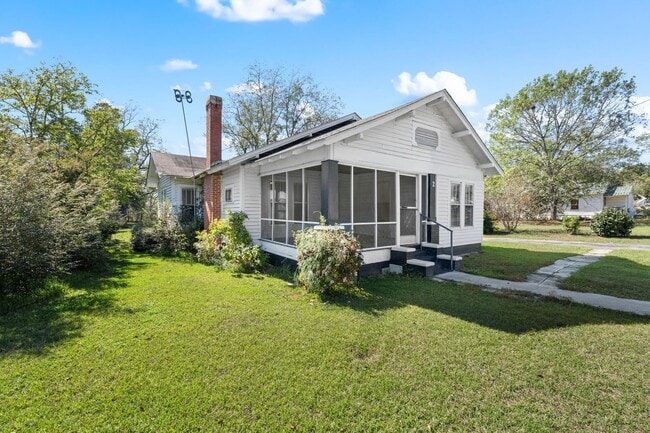 Building Photo - 2 Finch St