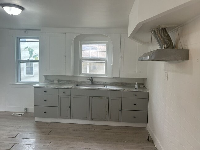 Building Photo - 3149 W 32nd St Unit 3149 W 32nd St - 1st Floor