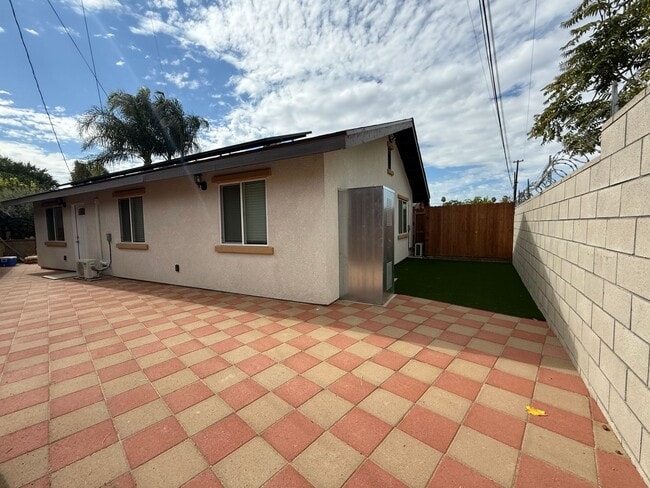 Building Photo - Randolph 8335/8337 Unit ADU