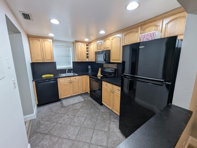 Building Photo - 740 E Ocean Ave Unit 205