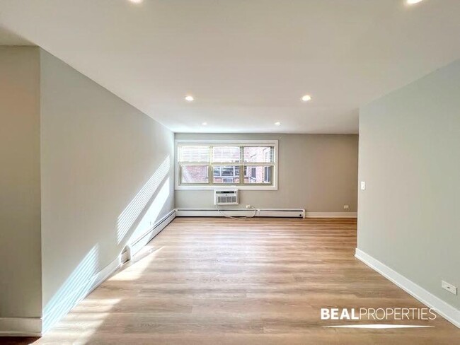 Building Photo - 1 bedroom in CHICAGO IL 60657 Unit 508