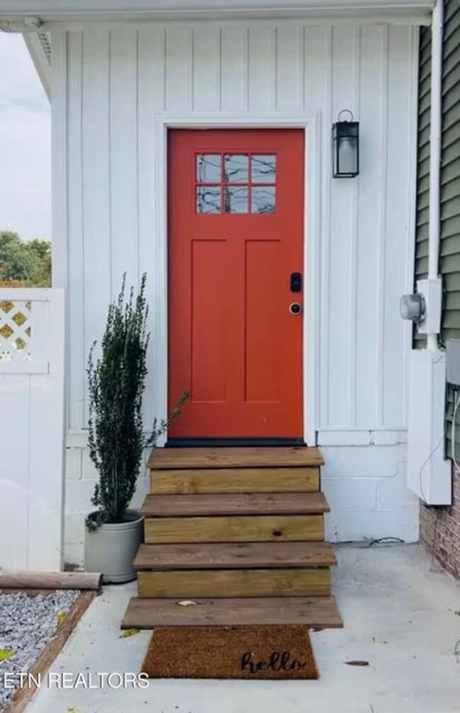 Building Photo - Knoxville 37920 - 1 bedroom, 1 bath apartment - Contact Tara Hayes (865) 242-8010