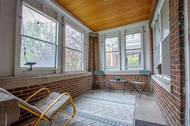 4934-4936 Davenport Street - 4934-4936 Davenport Street Apartment Unit 4936 Davenport Street