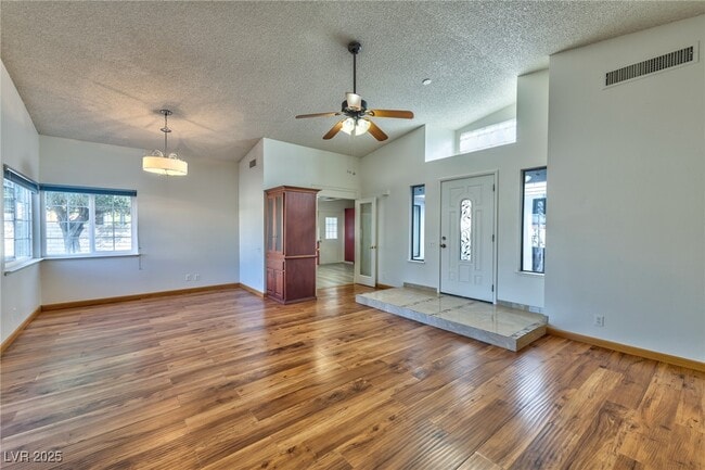 Photo - 2728 Miraflores Ave