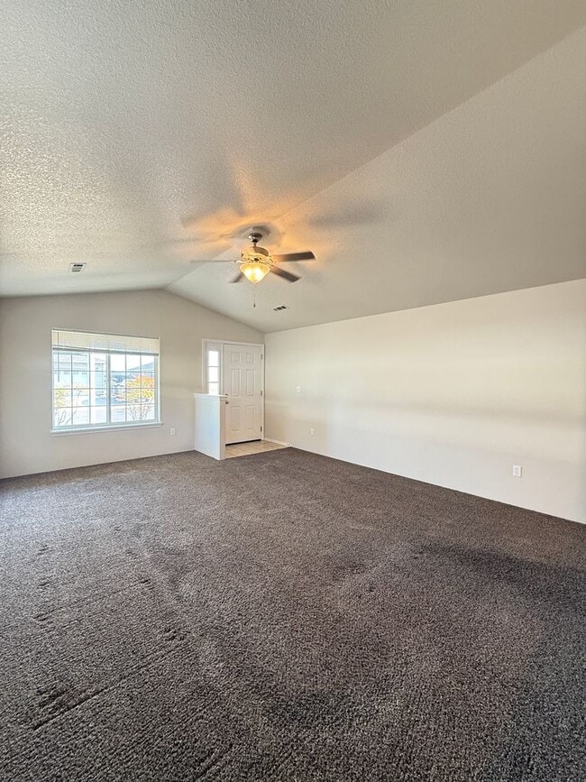 Photo - 3 bedroom, 2 bath home in White City!