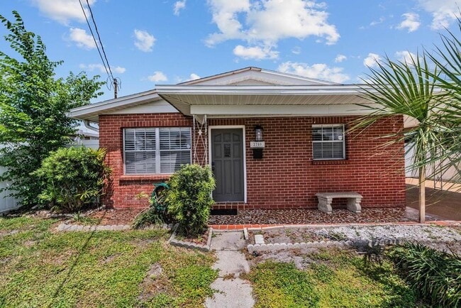 2709 W Abdella St