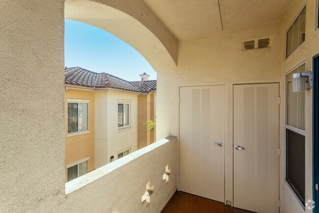 2 BR, 2 A - 950 SF