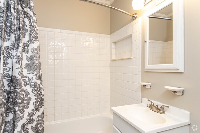 1BR, 1BA - 465-565 SF