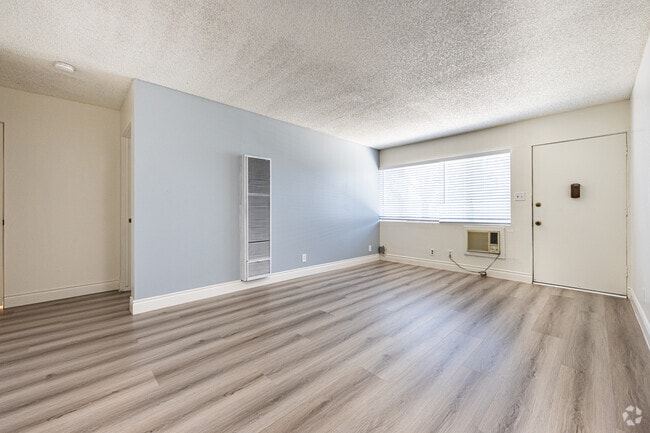 1 habitación, 1 baño - 600 pies cuadrados - Sala de estar - La Puente Garden Apts