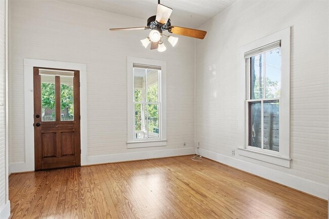 Photo - 1613 Drake Ave