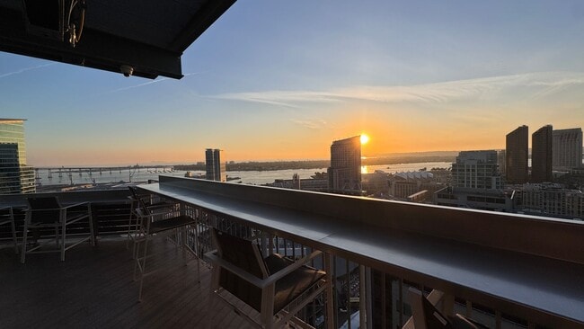 Building Photo - Urban Living with Iconic Views Unit 1305