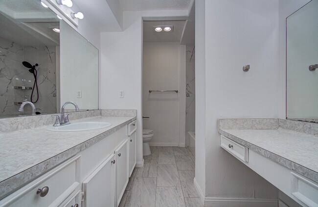 Photo - 8820 Bissonnet St