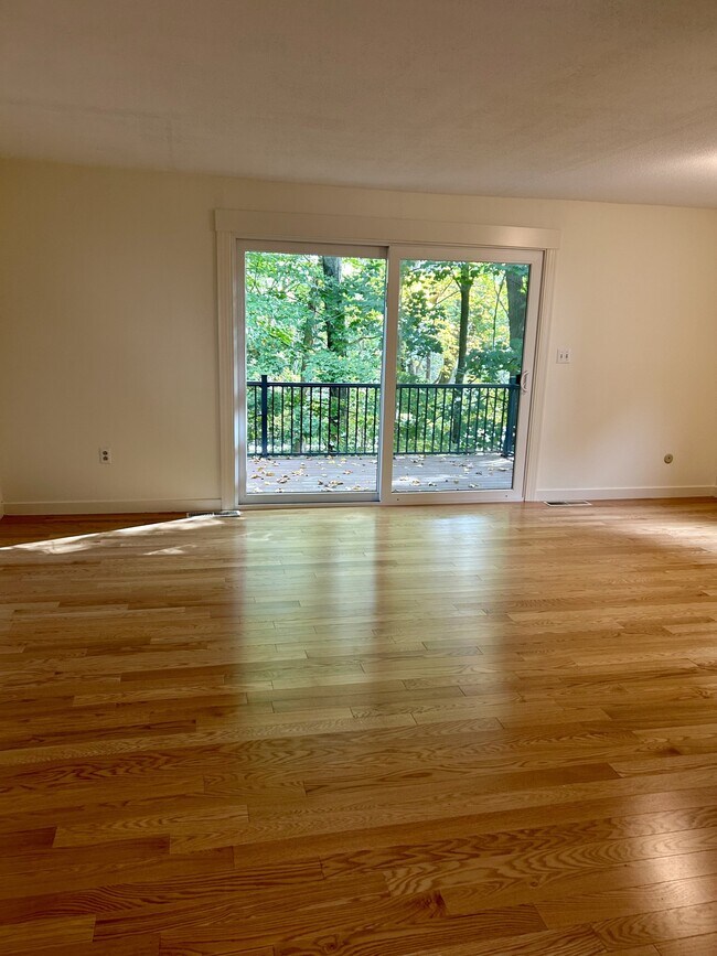 Living room w/ private deck - Hawthorne Village