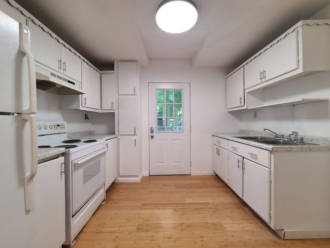 Building Photo - 460 W Napier Ave Unit Apt. 3