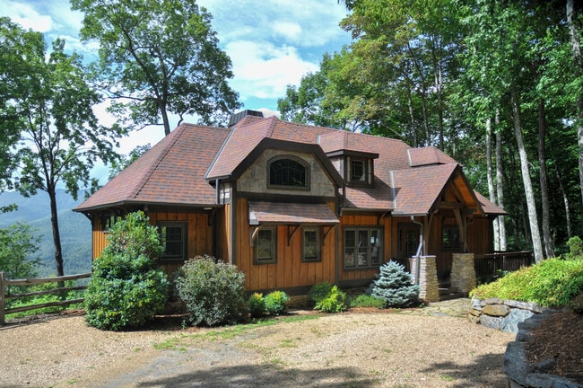 Building Photo - Beautiful Mountain home in Balsam Mountain Preserve Community $3500 a month with year-long lease