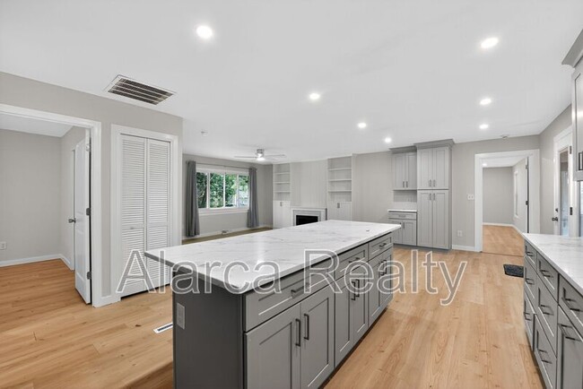 Building Photo - 409 Robinson Ave Rental