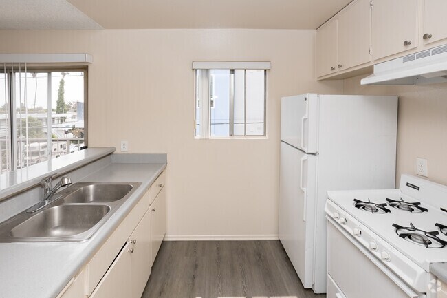 1BR, 1BA - 725 SF