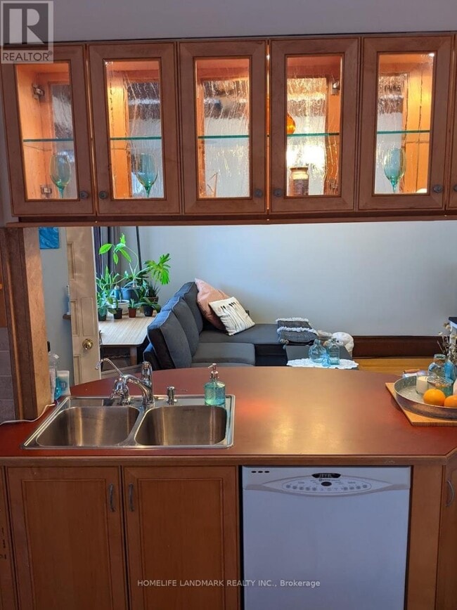 Photo - 1492 King St W