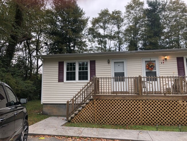 Building Photo - One Bedroom / One Bath Duplex Blountville, TN 37617