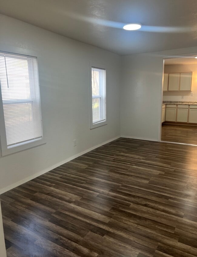 Photo - 120 N 8th Ave