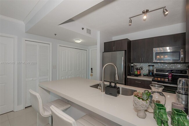 Building Photo - 2665 SW 37th Ave Unit 410