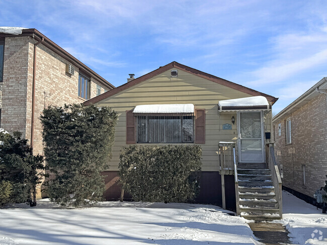 Building Photo - 4429 N Neenah Ave Rental