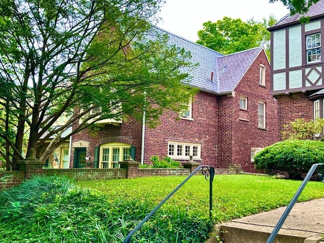 Building Photo - Spacious 6 bedroom 3.5 bath Tudor Townhouse w/Deck close to Georgetown University & Hospital