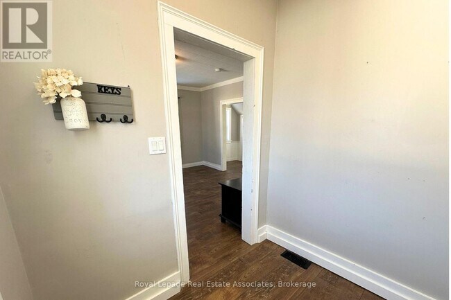 Photo - 485 Brown St