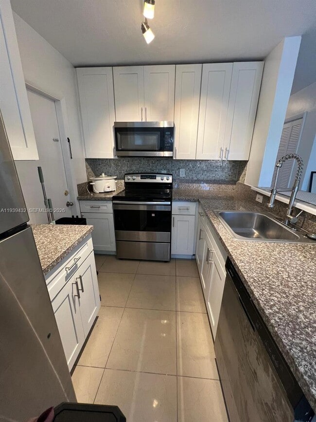 Building Photo - 2920 NW 11th Pl