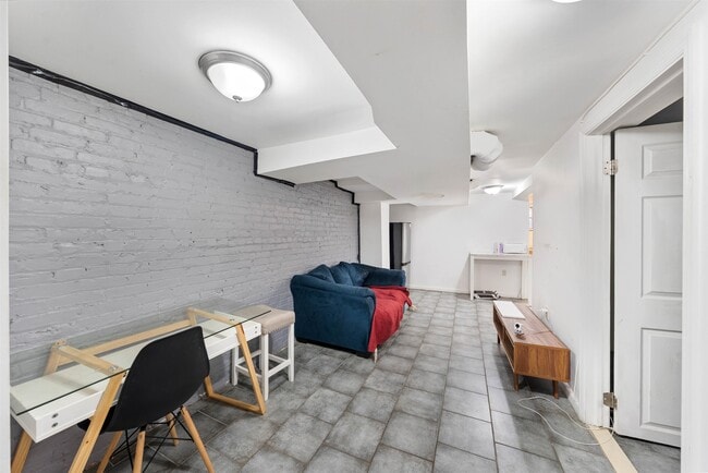 Building Photo - 294 Ege Ave Unit G