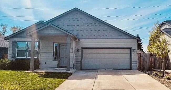 Building Photo - 544 SE Casting St